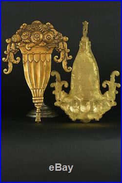 Très belle paire de Parements en bronze doré Art Déco vases fleuris et pompons