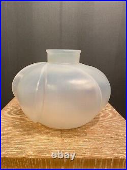 Un vase Art Déco en verre opalescent Perigord de R. Lalique