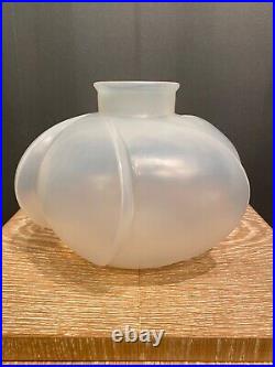 Un vase Art Déco en verre opalescent Perigord de R. Lalique
