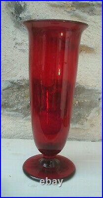 V50 TB Vase Ogive Verre Rouge Soufflé H=23.8cm Art Deco Fait Main