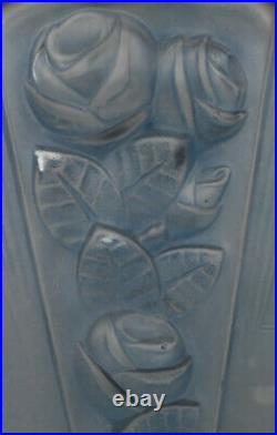 Vase Art Déco Verre moulé et pressé bleu, à décor de roses