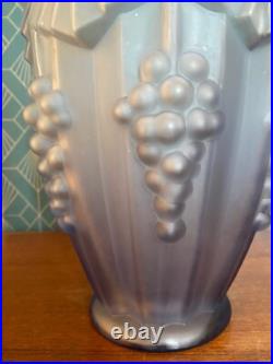 Vase Art Déco, en Verre Moulé Pressé, décor de grappes de raisins. 1930