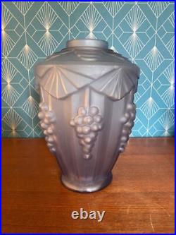 Vase Art Déco, en Verre Moulé Pressé, décor de grappes de raisins. 1930