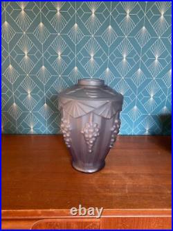 Vase Art Déco, en Verre Moulé Pressé, décor de grappes de raisins. 1930