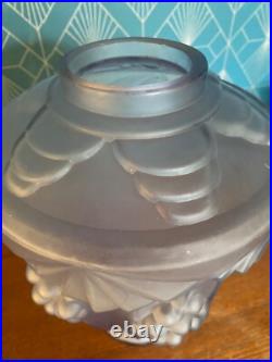 Vase Art Déco, en Verre Moulé Pressé, décor de grappes de raisins. 1930