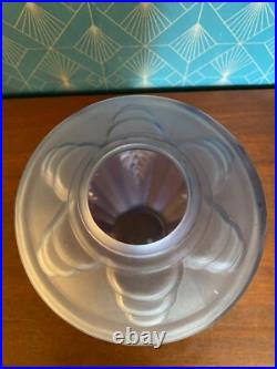 Vase Art Déco, en Verre Moulé Pressé, décor de grappes de raisins. 1930
