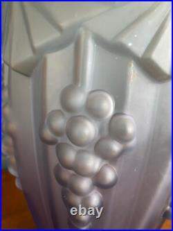 Vase Art Déco, en Verre Moulé Pressé, décor de grappes de raisins. 1930
