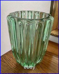 Vase Art Déco en verre moulé couleur vert d'eau signé Pierre d'Avesn