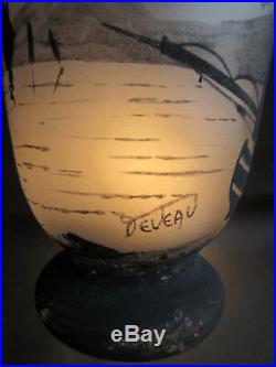 Vase Art Déco, pâte de verre signée DEVEAU, décor lacustre peint en grisaille