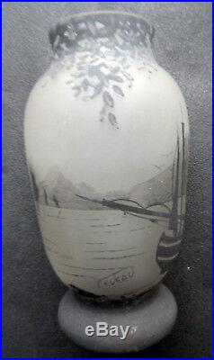 Vase Art Déco, pâte de verre signée DEVEAU, décor lacustre peint en grisaille