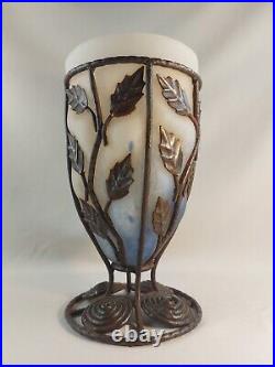 Vase Art Déco style Daum Majorelle en Verre moulé et Fer Forgé