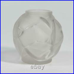 Vase Art déco en verre moulé aux formes géométriques par Hunebelle