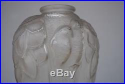 Vase Art déco en verre moulé aux perroquets