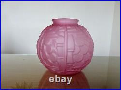 Vase Boule Art Deco En Verre Moule Rose A Motifs Geometriques Annees 40