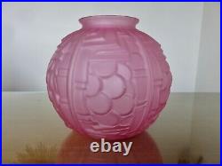Vase Boule Art Deco En Verre Moule Rose A Motifs Geometriques Annees 40