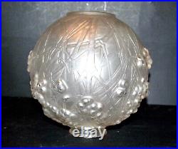 Vase Druide ART DECO signé R. LALIQUE en verre moulé GUI DE CHENE de 1924