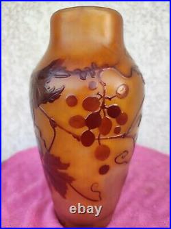 Vase Galle Signé Art Déco multicouche à décor De Vigne De Raisins Période 1909
