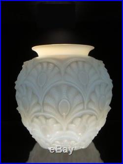 Vase SABINO modèle Eventail Opalescent Art Déco