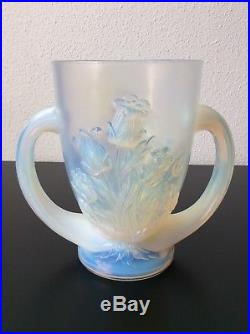 Vase à anses verre opalescent moulé à décor floral signé Verlys France Art Déco
