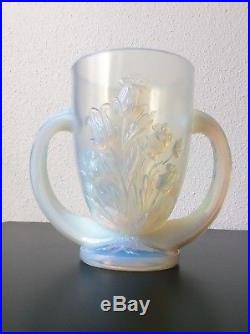Vase à anses verre opalescent moulé à décor floral signé Verlys France Art Déco