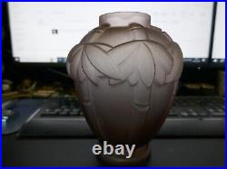 Vase art deco aux palmiers verrerie mauve signée sous base H 19cm P 520g