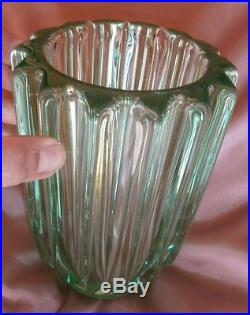 Vase art déco en verre moulé couleur vert d'eau signé Pierre d' Avesn