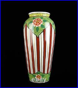 Vase art déco, floral et géométrique, vers 1930 H 30 cm signature à déterminer