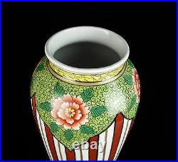 Vase art déco, floral et géométrique, vers 1930 H 30 cm signature à déterminer