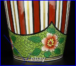 Vase art déco, floral et géométrique, vers 1930 H 30 cm signature à déterminer