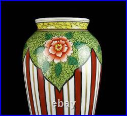 Vase art déco, floral et géométrique, vers 1930 H 30 cm signature à déterminer