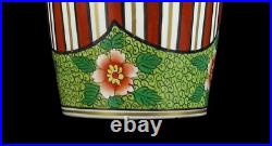 Vase art déco, floral et géométrique, vers 1930 H 30 cm signature à déterminer