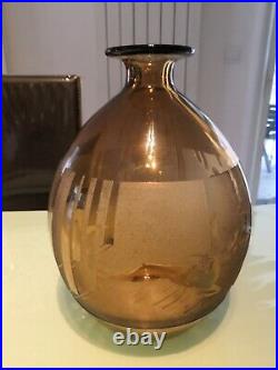 Vase art deco signè Berlys en verre dègagè l'acide dècor d'antilopes d'archets