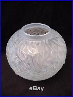 Vase au gui en verre signé René. Lalique créé en 1920