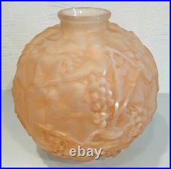 Vase boule Art Déco ESPAIVET. Motif raisins, en verre pressé moulé rose