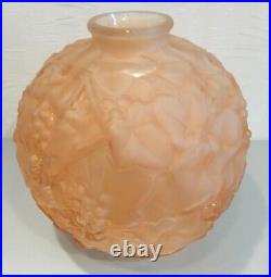 Vase boule Art Déco ESPAIVET. Motif raisins, en verre pressé moulé rose