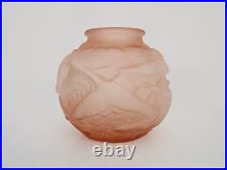 Vase boule Art Déco en pâte de verre rose à décor oiseaux. Epoque Art Déco