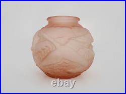 Vase boule Art Déco en pâte de verre rose à décor oiseaux. Epoque Art Déco