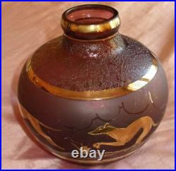 Vase boule art déco à décor de frise de lévriers dorés gravée sur verre violet
