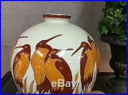 Vase boule en céramique émaillé a décor de hérons style Art déco (signé)