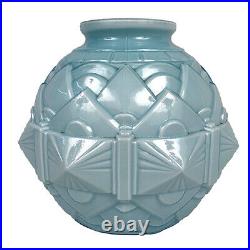 Vase boule en opaline bleue, période art deco