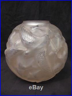 Vase boule en verre aux hirondelles époque art déco