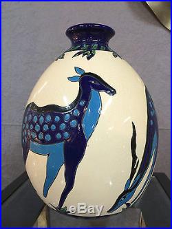 Vase en céramique émaillé de style Art déco décor de biches (signé et numéroté)