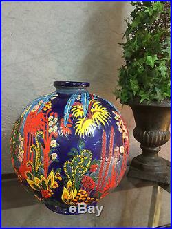 Vase en céramique numeroté a decor de feuillages multicouleur de style Art deco