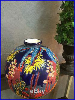 Vase en céramique numeroté a decor de feuillages multicouleur de style Art deco