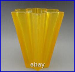 Vase en verre jaune forme d'étoile Art Déco attribué à Pierre D'Avesn pour Daum