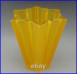 Vase en verre jaune forme d'étoile Art Déco attribué à Pierre D'Avesn pour Daum
