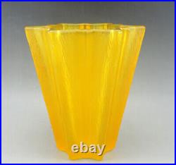 Vase en verre jaune forme d'étoile Art Déco attribué à Pierre D'Avesn pour Daum