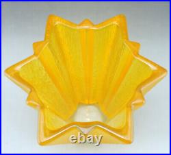 Vase en verre jaune forme d'étoile Art Déco attribué à Pierre D'Avesn pour Daum