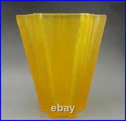 Vase en verre jaune forme d'étoile Art Déco attribué à Pierre D'Avesn pour Daum