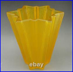 Vase en verre jaune forme d'étoile Art Déco attribué à Pierre D'Avesn pour Daum